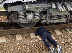 В Сочи неизвестный мужчина погиб под колесами пассажирского поезда