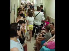В детской поликлинике в Новороссийске пациенты ждут своей очереди по пять часов