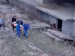 В Краснодаре 12-летняя школьница получила травмы при падении с недостроя