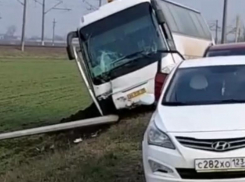 В Краснодарском крае автобус со школьниками протаранил столб и едва не перевернулся