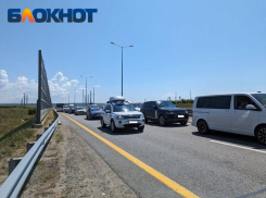 После перекрытия Крымского моста авто стоят в 8-километровой пробке