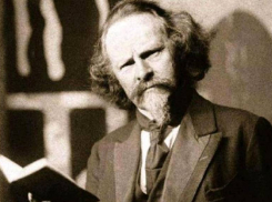 Красиво. Но надо немного смысла: в Краснодаре выступал «самый модный россиянин» Константин Бальмонт