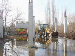 В «Городском Саду» Краснодара сносят незаконный самострой 