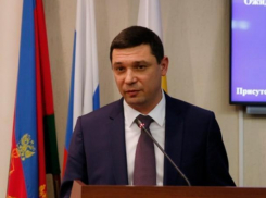 Евгений Первышов вручил первую пачку соли за плохую уборку снега