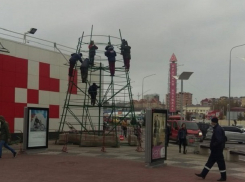 В Анапе начали устанавливать новогоднюю елку 