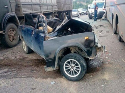  Под Новороссийском водитель автобуса с туристами уснул и протаранил «пятерку» 