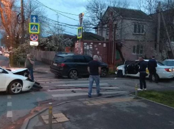 Три автомобиля такси и внедорожник устроили массовое ДТП в Краснодаре 