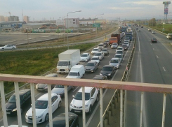 Самые длинные пробки на новогодних каникулах в Краснодаре тянулись к торговым центрам 