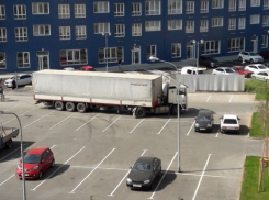 Произошло очередное столкновение жителей краснодарского ЖК с водителями фур и «гаражниками» 