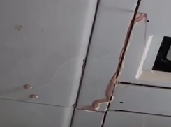 Вино полилось на пассажиров авиарейса из Сочи