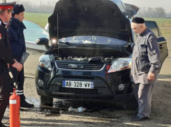 Кубанские полицейские потушили горящий на ходу автомобиль