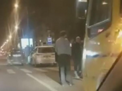 В Краснодаре пешеход не дошел до «зебры» и угодил под колеса маршрутки