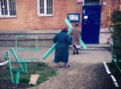 Суровые бабушки Краснодара: пенсионерки унесли лавочки с улицы в квартиры