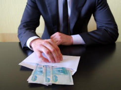 Адвоката осудят за попытку передать взятку