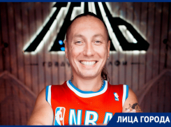 «С меня снимали мерки девочки»: ведущий Леший о своей коллекции телефонов и карьере