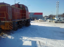 В Тимашевске на парковку супермаркета заехал поезд 