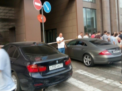  Жильцы ЖК «Центральный» в Краснодаре элитными авто заблокировали въезд во двор 