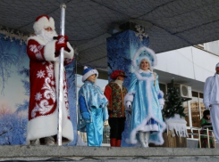  По Краснодару прошли 300 Дедов Морозов 