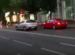 В Краснодаре попали на видео «лихие» автомобилисты, катающиеся по улице для пешеходов