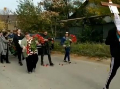 На Кубани сотни человек пришли проститься со студентом и преподавателями, погибшими в бойне в Керчи