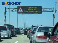 Около 500 авто стоят в пробке перед Крымским мостом в сторону Краснодарского края