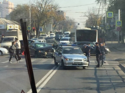  В центре Краснодара легковушка протаранила патрульную машину Росгвардии 
