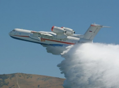  Вертолет и самолет кубанских МЧС полетели тушить крупный пожар в Крыму 