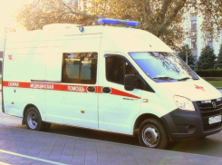 Мопедисту потребовалась медпомощь после столкновения с «Ягуаром» в Краснодаре