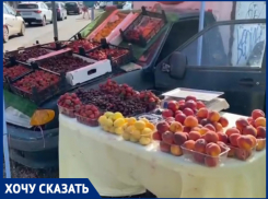 «Все заканчивается административными протоколами»: краснодарка о незаконной торговле фруктами с капота машины