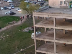  С недостроенной больницы в Краснодаре упал 11-летний мальчик 