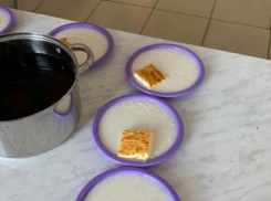 «Как собакам»: странный завтрак принесли ребятам в детской больнице Краснодара 