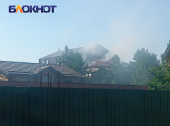 Центр Краснодара накрыл запах гари из-за пожара двухэтажного особняка у Свято-Троицкого собора: фото и видео