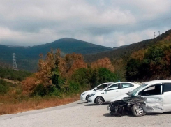 Под Новороссийском лоб в лоб столкнулись «Субару» и «Киа»