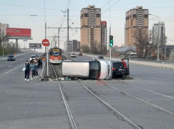 Два человека пострадали в столкновении Honda и Toyota в Краснодаре 