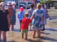 Туристы в Витязево идут к пляжу через канализационные стоки