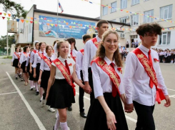 Мотошкольница, посадка деревьев и ремейк нашумевшего видео: каким был «Последний звонок» в школах Кубани