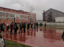 В краснодарской школе из-за пожара эвакуировали почти 2 тысячи человек