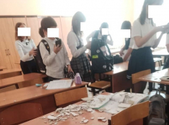 В краснодарской школе обвалился потолок и упал на школьницу