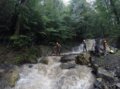 ﻿Поднявший уровень воды в реке застал врасплох 10 грибников в Сочи