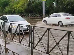 В Краснодаре после сильного дождя затопило дороги: видео