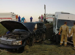 На Кубани девять человек пострадали в ДТП с автобусом и внедорожником 