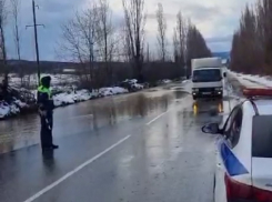 В Краснодарском крае ушла под воду дорога к станице Убинской