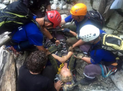 Спасатели эвакуировали из леса пострадавшую женщину в Сочи