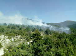 В Геленджике произошел крупный пожар в горной местности: огонь тушат с вертолета