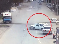 Пользователи Сети спорят, что стало причиной странного ДТП на Кубани