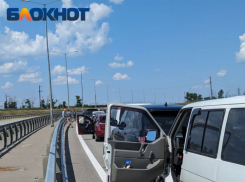 Перед Крымским мостом скопилось более 350 машин