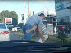 Двое автомобилистов подрались в самом центре Новороссийска