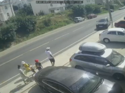 В Анапе водитель внедорожника выехал на тротуар и сбил туристов с маленькими детьми