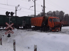 Поезд снес КамАЗ на ж\д переезде в Новороссийске