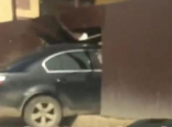 В Краснодаре иномарка протаранила забор частного дома 